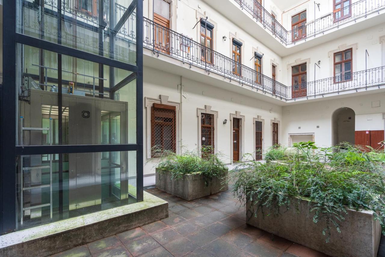 Luxury Peaceful Apartment By The St Stephen'S Basilica Budapest Esterno foto